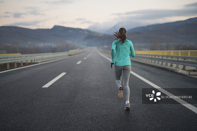 穿越漫长的距离图片素材