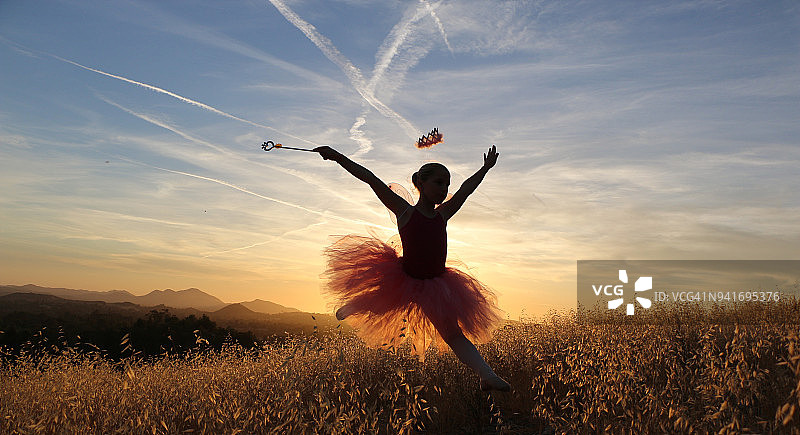 在南加州山丘上跳芭蕾舞的年轻女孩图片素材