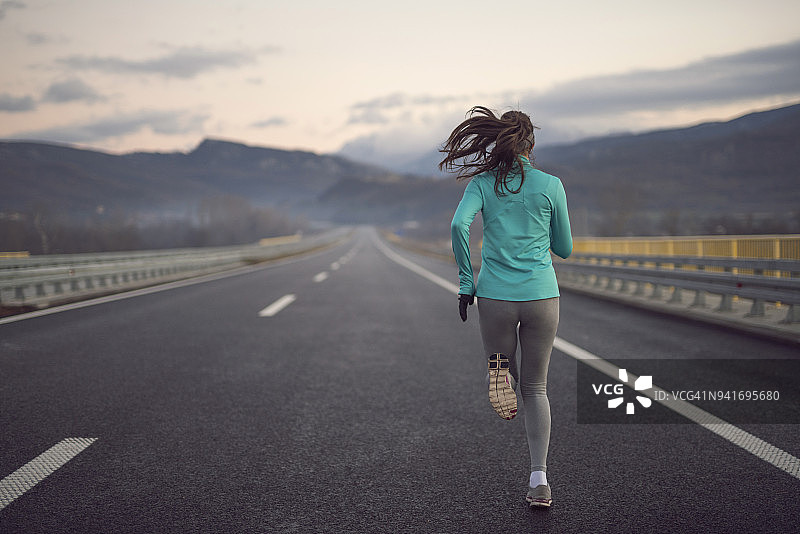 在高速公路上疾驰图片素材