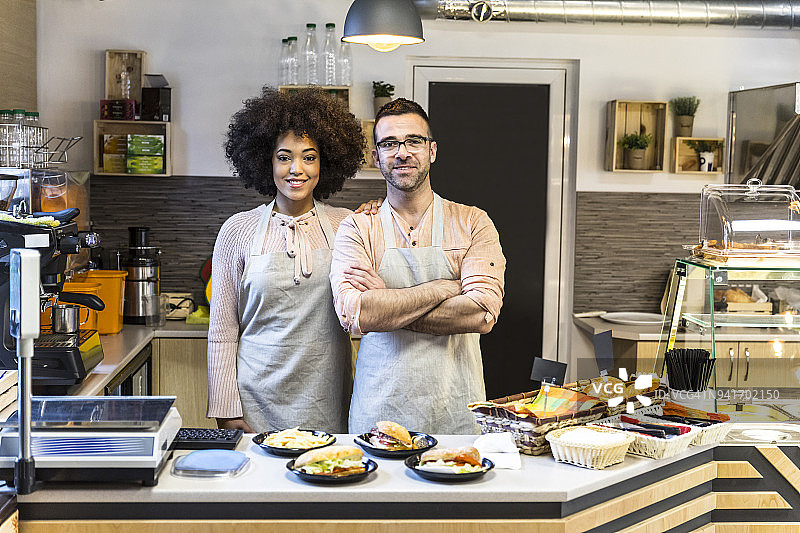 快餐店里的情侣员工图片素材