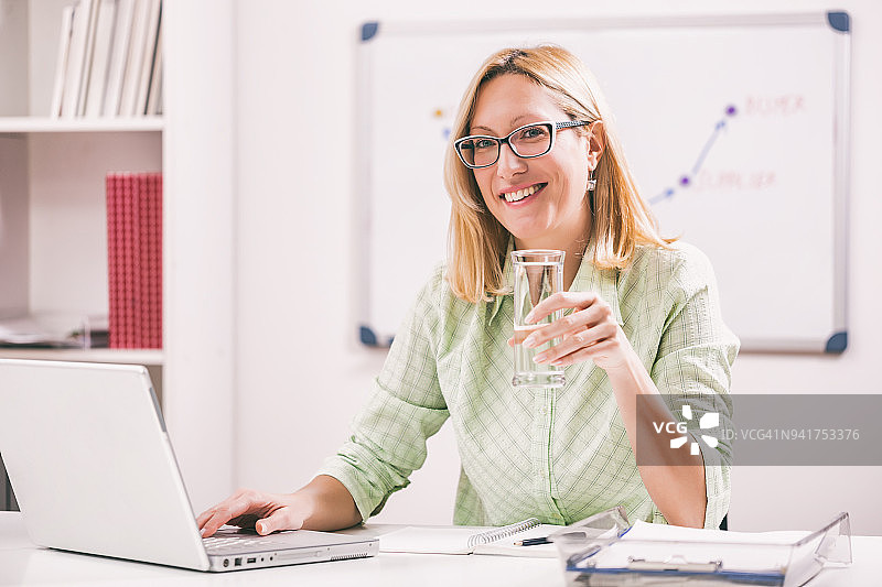 女商人在办公室图片素材