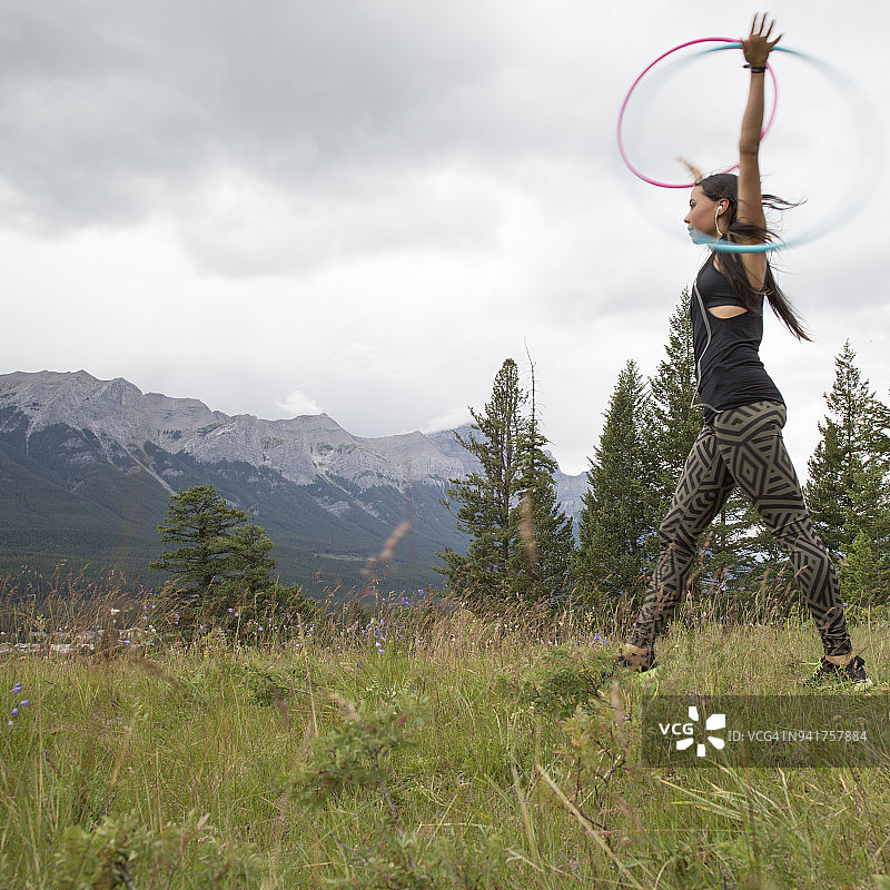 印第安妇女在山上用铁箍跳舞图片素材