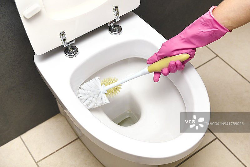 用马桶刷清洁马桶图片素材
