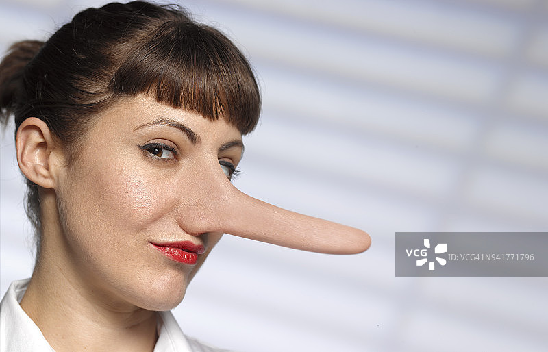 不值得信任的长鼻子女人图片素材