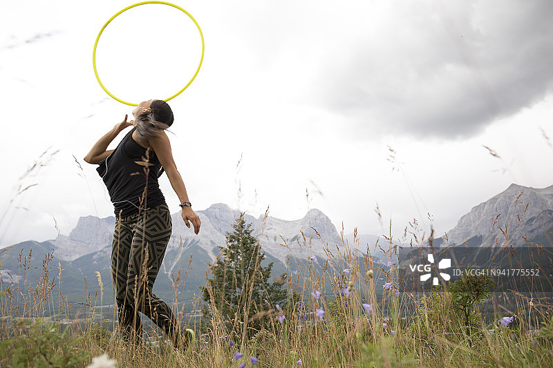 印第安妇女在山上用铁箍跳舞图片素材