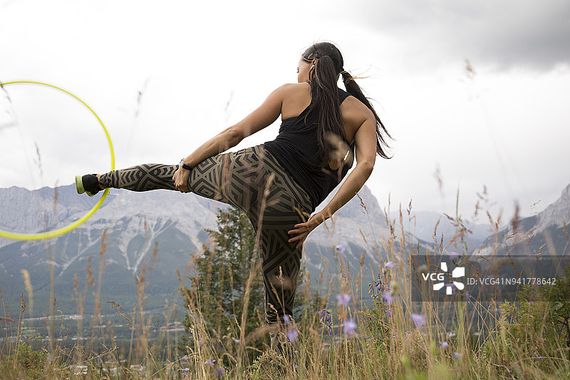 印第安妇女在山上用铁箍跳舞图片素材