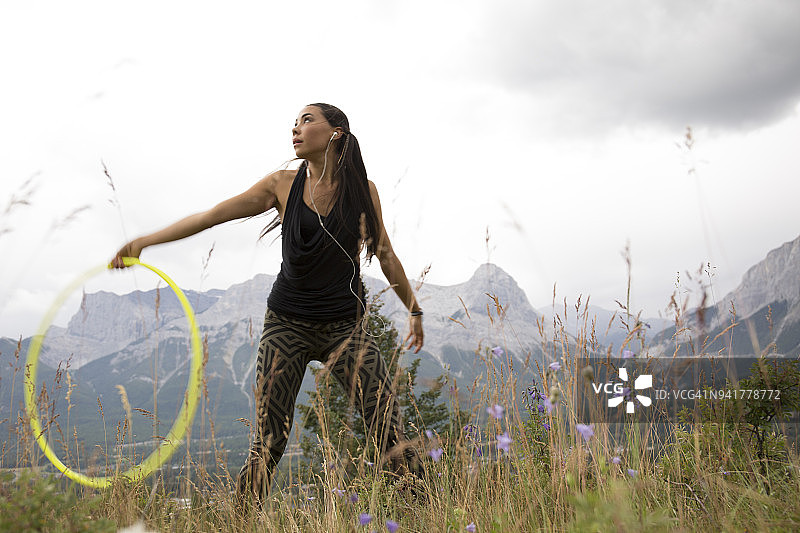 印第安妇女在山上用铁箍跳舞图片素材