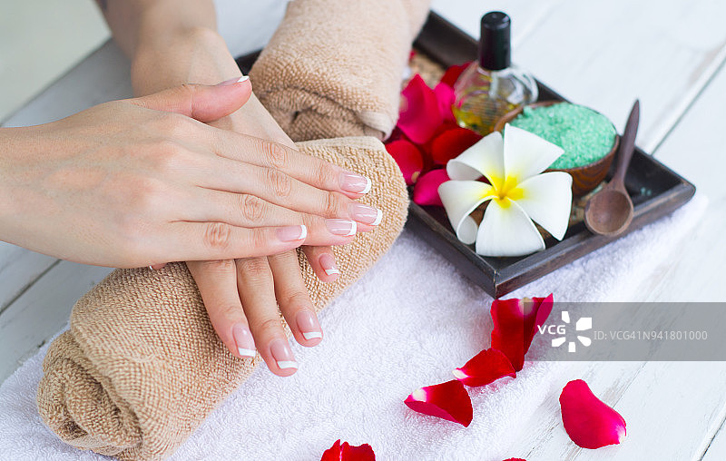 在SPA沙龙中的女性手部图片素材