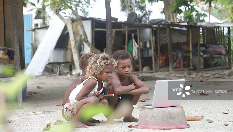 太平洋岛屿儿童看笔记本电脑图片素材