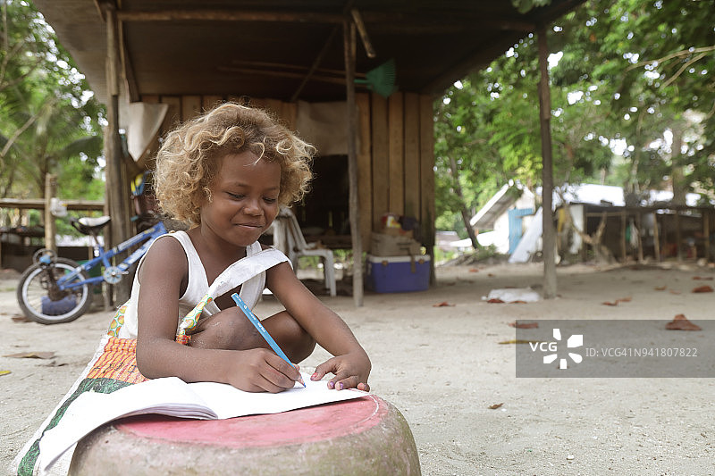 太平洋岛屿儿童在做功课图片素材