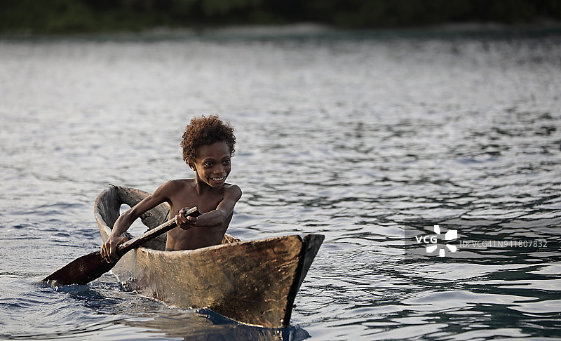 乘坐自制独木舟的太平洋岛屿儿童图片素材