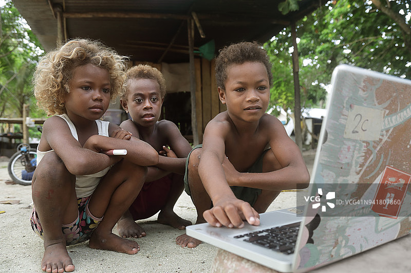 太平洋岛屿儿童看笔记本电脑图片素材