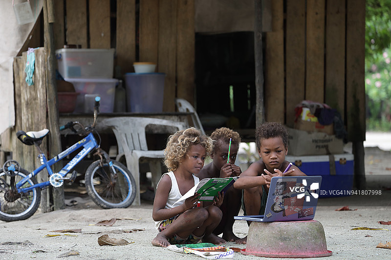 太平洋岛屿儿童使用笔记本电脑图片素材