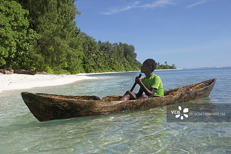 乘坐自制独木舟的太平洋岛屿儿童图片素材