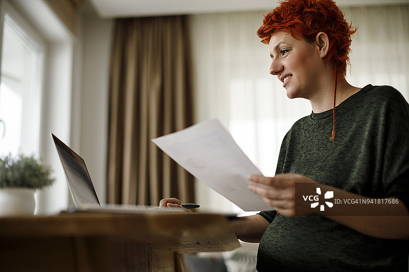 孕妇查看家庭财务状况图片素材