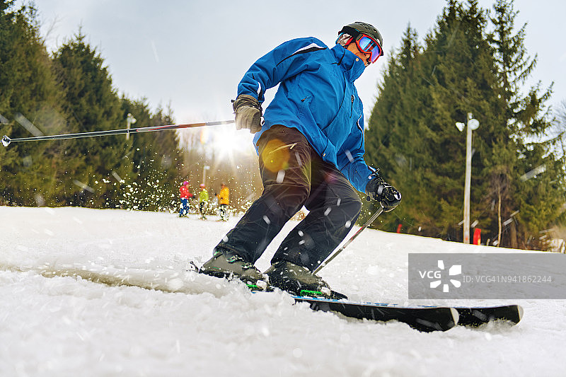 老年朋友滑雪日图片素材