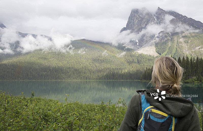 站在山区湖边的女人图片素材
