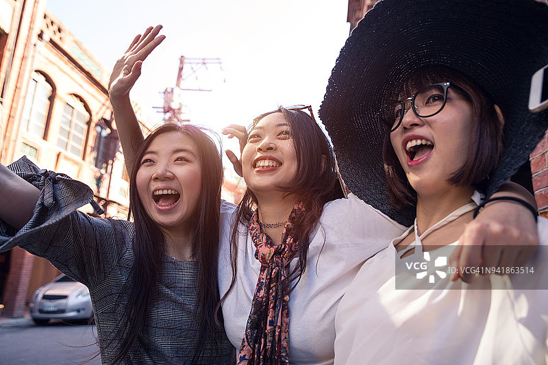 亚洲朋友在台北街头漫步图片素材