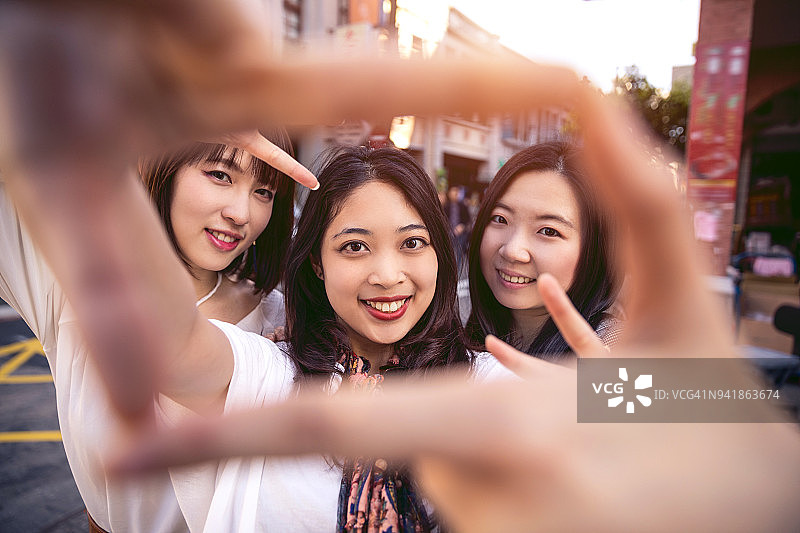 亚洲朋友在台北街头漫步图片素材