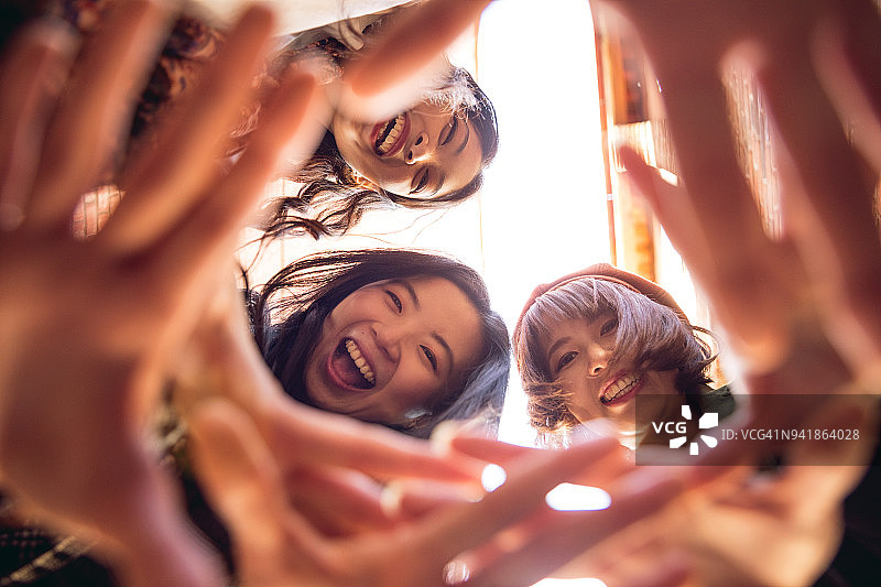 亚洲朋友在台北街头漫步图片素材