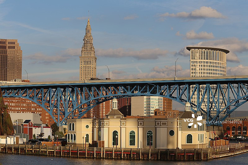 从历史悠久的弗拉茨街区看到的克利夫兰城市天际线图片素材