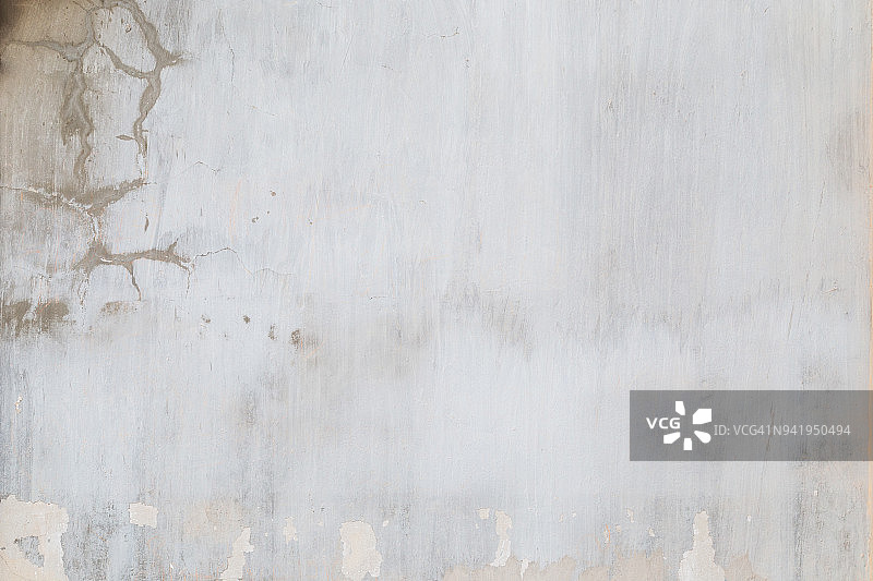 有污渍和部分油漆剥落的浅灰色仿旧混凝土墙图片素材