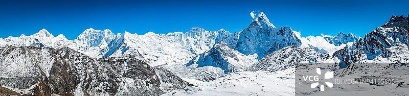 马卡鲁峰巴伦茨峰阿玛达布拉姆峰喜马拉雅山脉雪山全景，尼泊尔图片素材