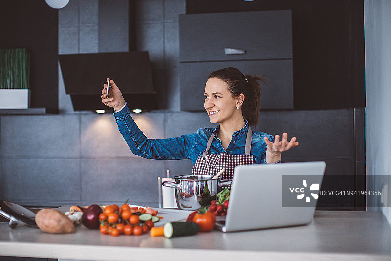 漂亮的女人在厨房自拍图片素材
