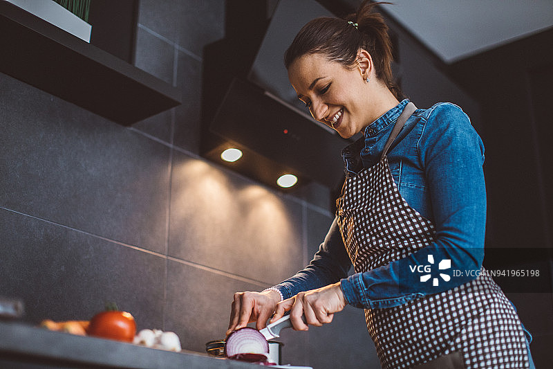 正在准备食物的漂亮女人图片素材