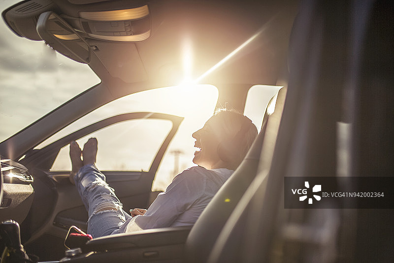 白人金发女子在车里享受图片素材