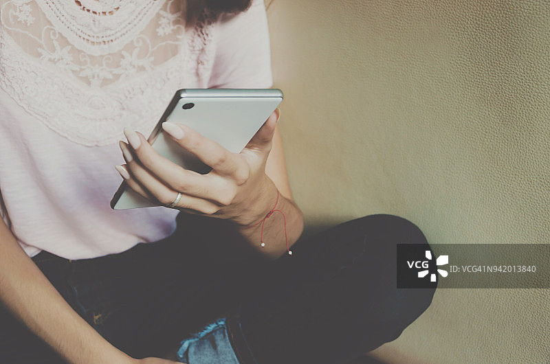 年轻女人拿着智能手机图片素材
