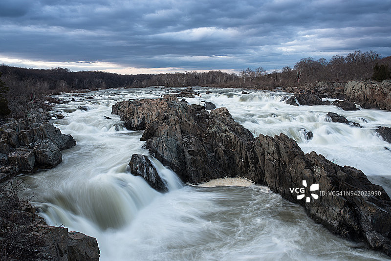 壮观的瀑布图片素材