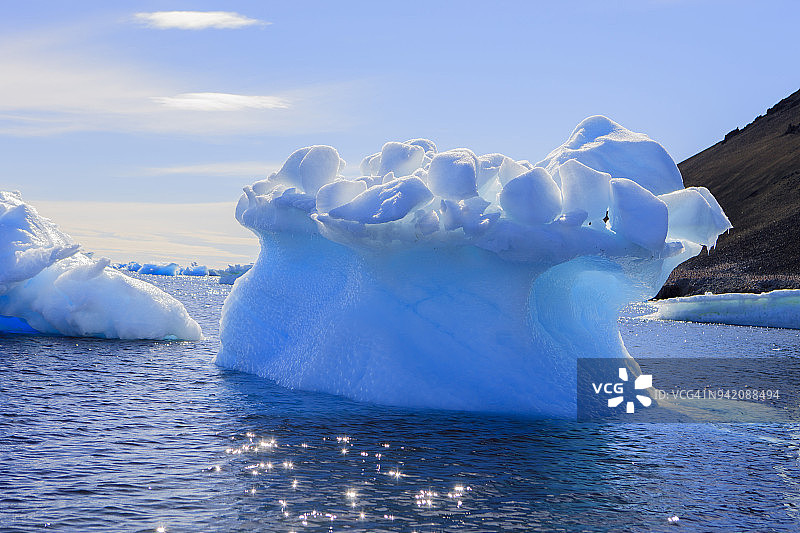 南极洲魔鬼岛海洋中的冰山图片素材
