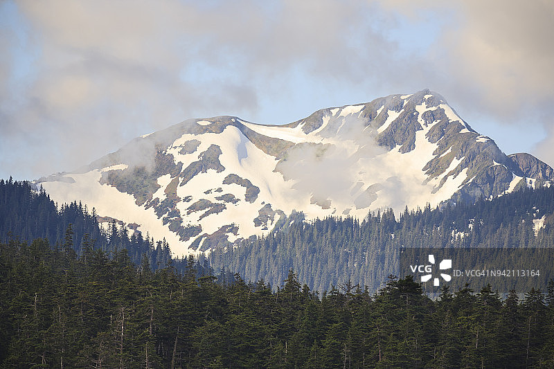 覆盖着白雪的山，圣拉扎里亚岛，巴拉诺夫岛，内 passage，美国阿拉斯加图片素材