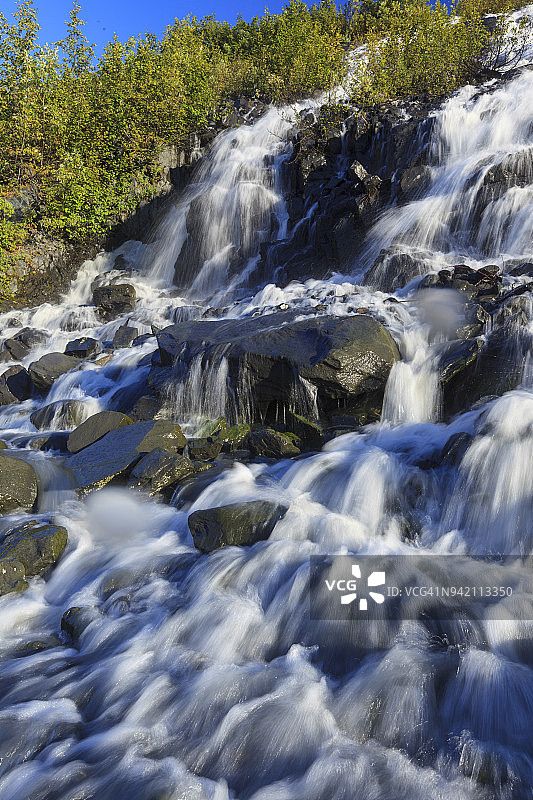 美国阿拉斯加威廉王子湾学院峡湾史密斯冰川附近的瀑布图片素材