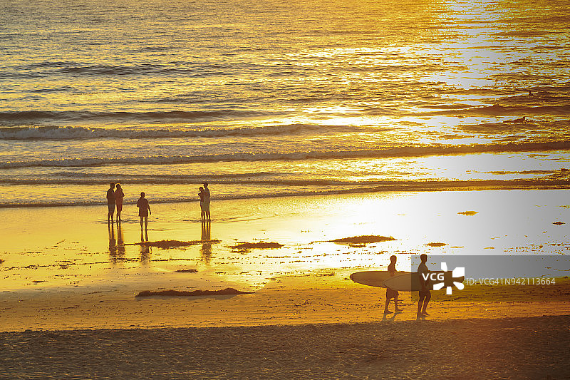 人们在美国加利福尼亚州圣地亚哥的太平洋海滩观看日落图片素材