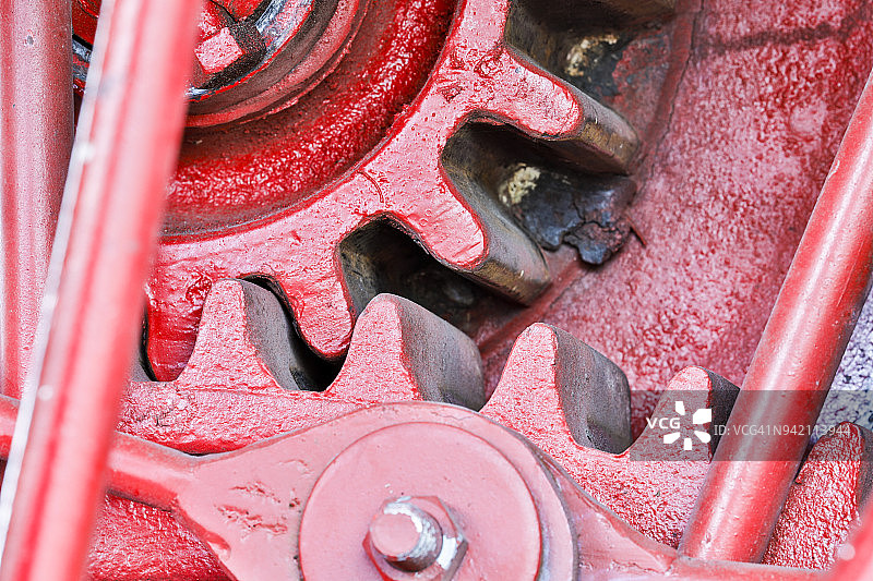 红色齿轮特写，美国蒙大拿州米苏拉公园图片素材