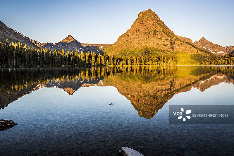 美国蒙大拿州冰川国家公园双药湖的日出图片素材