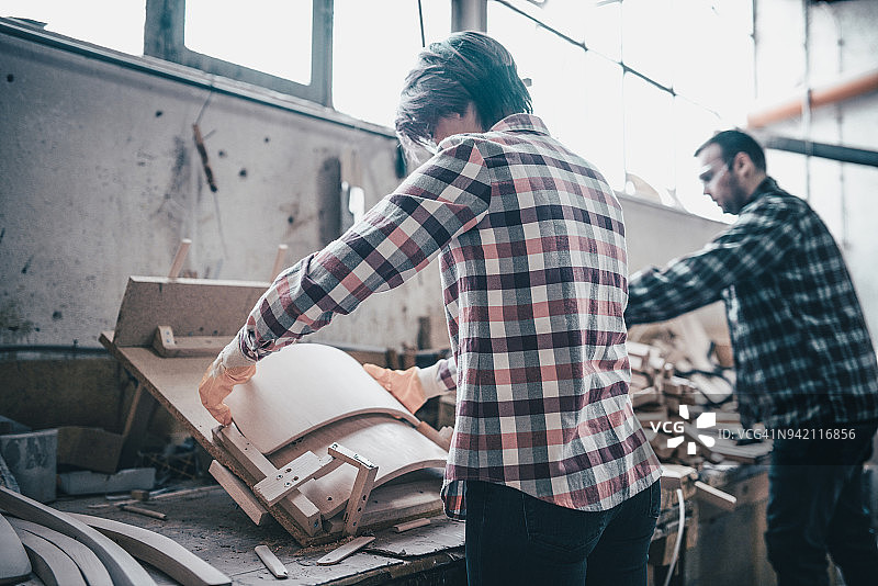 年轻夫妇的木材行业小型企业图片素材