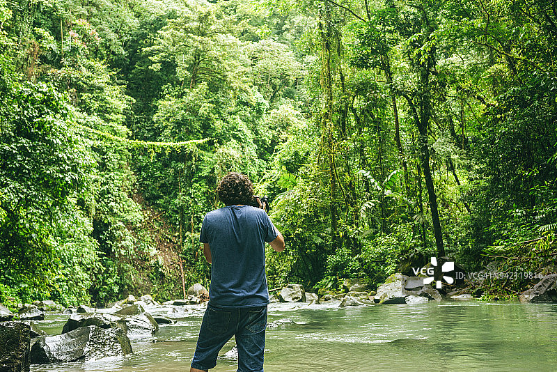 男子在哥斯达黎加的福图纳河上拍照图片素材
