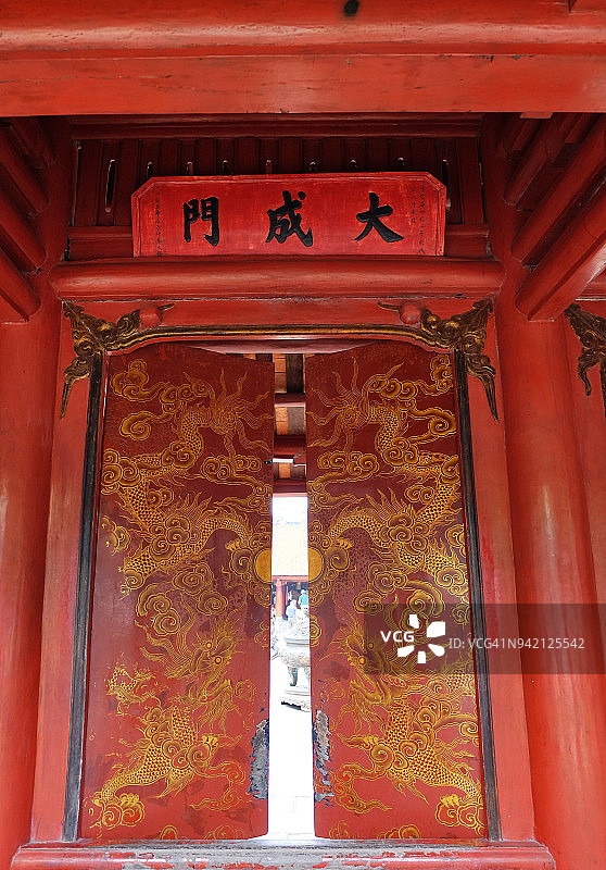 手工制作的金色盘子图片素材