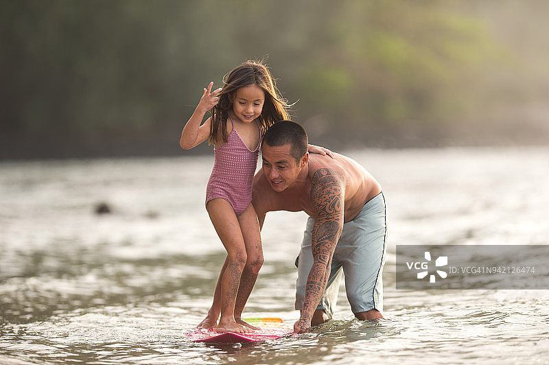 爸爸教冲浪图片素材