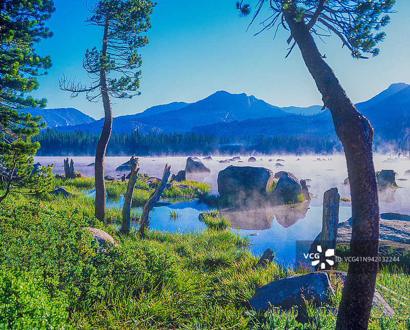 加利福尼亚州塔霍湖附近莱特斯湖的清晨图片素材