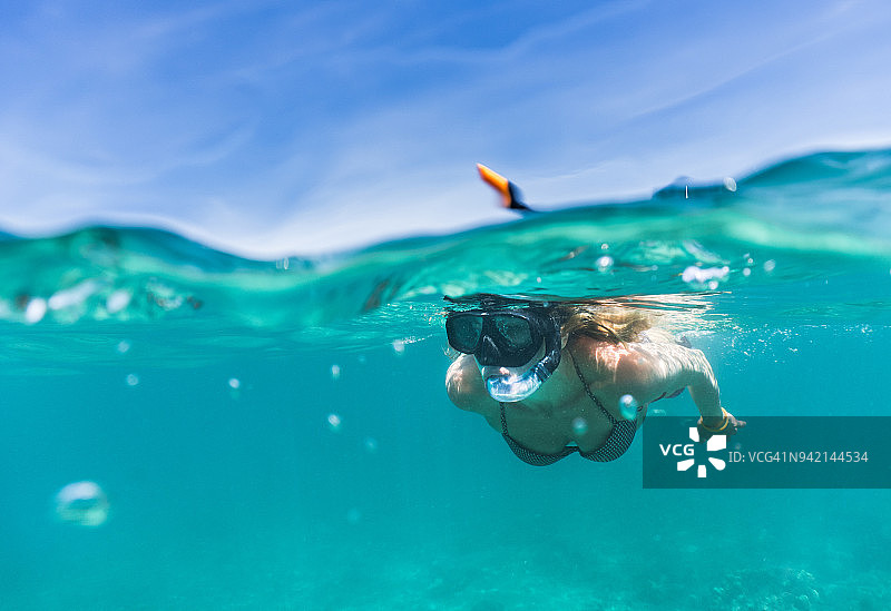 夏日，女人在海中浮潜图片素材