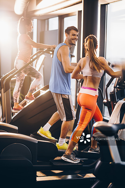 一群年轻人在健身俱乐部锻炼图片素材