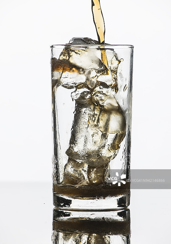 含有威士忌、气泡水和冰块的酒精饮料图片素材