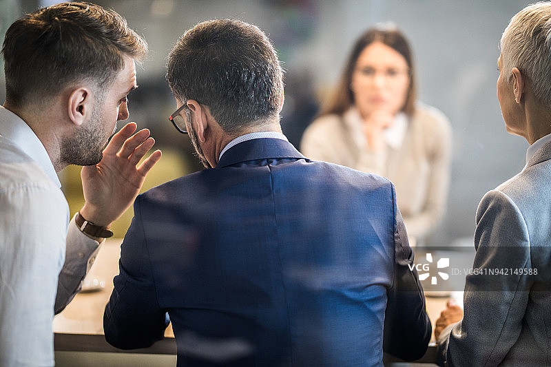 靠近一点，你觉得这位候选人怎么样？图片素材