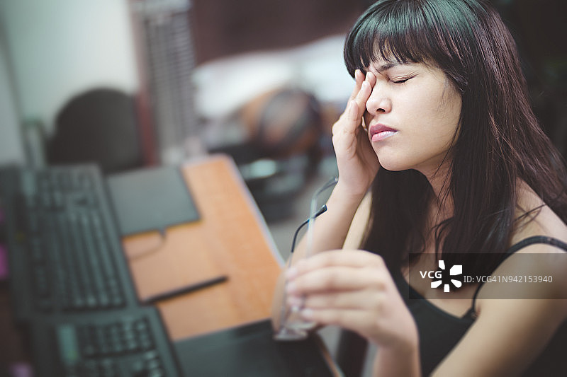年轻女人电脑工作后眼睛酸痛图片素材