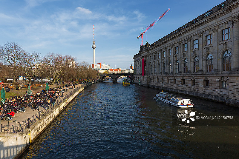柏林天际线：游船、电视塔和施普雷河畔的“沙滩”酒吧（德国柏林米特区）图片素材