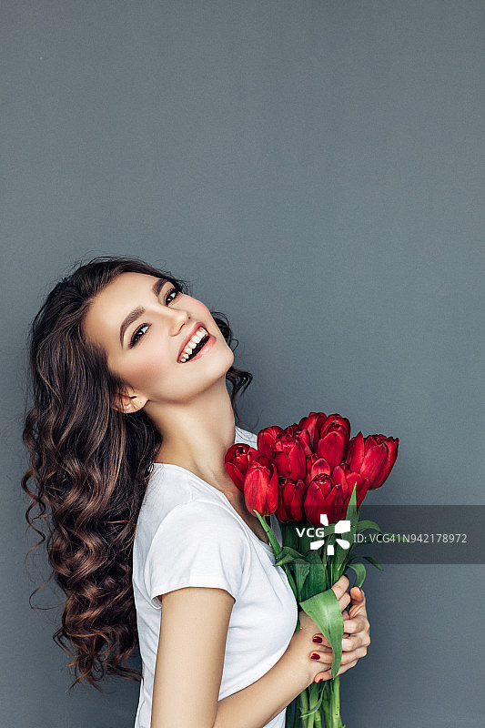 手持鲜花的漂亮女人图片素材